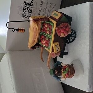 Department 56 Chelsea Market Fruit Monger & Cart